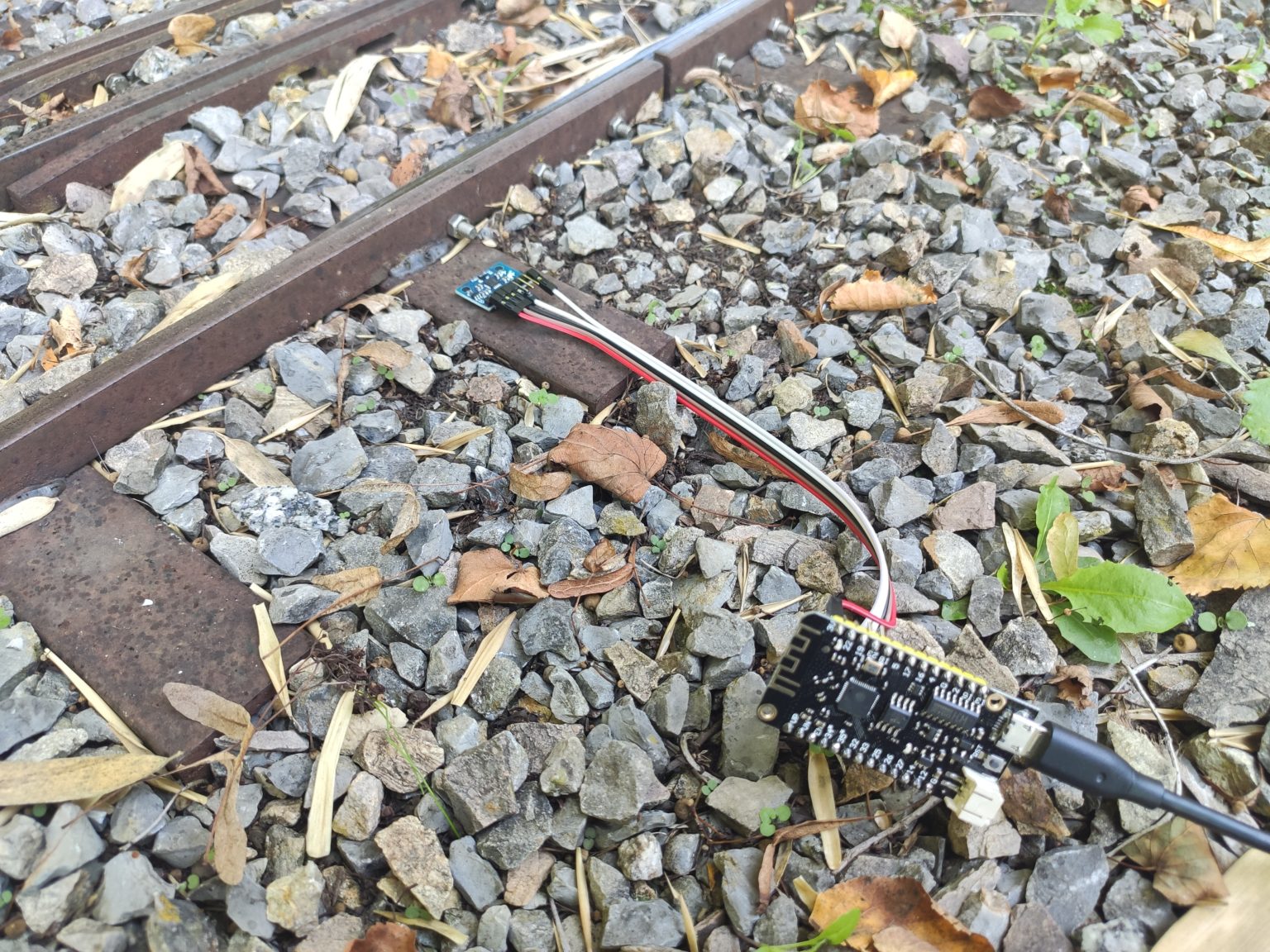 Sensor (MPU6050) am Gleis mit Mikrocontroller (ESP32)